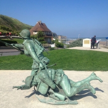 Bronzesoldat am Omaha-Beach schleift verletzten Kameraden aus der Gefahrenzone